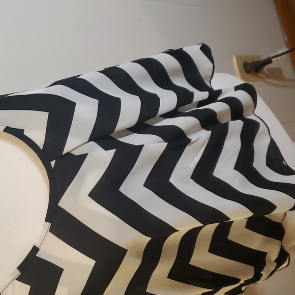 Charlotte Russe women's flowing tank blouse cropped - Picture 2 of 7